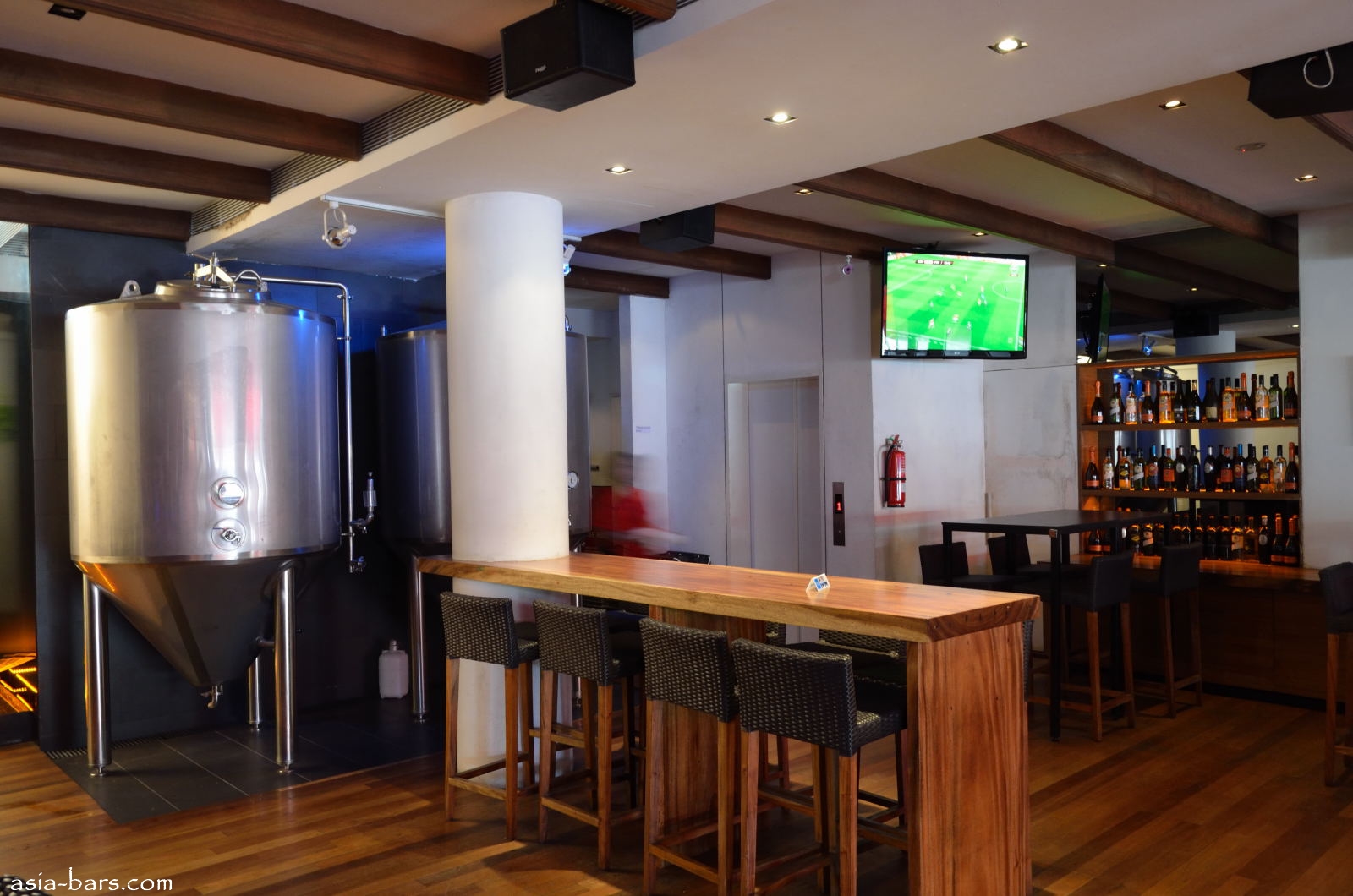 RedDot Brewhouse Boat Quay fresh microbrewery beer & great food on