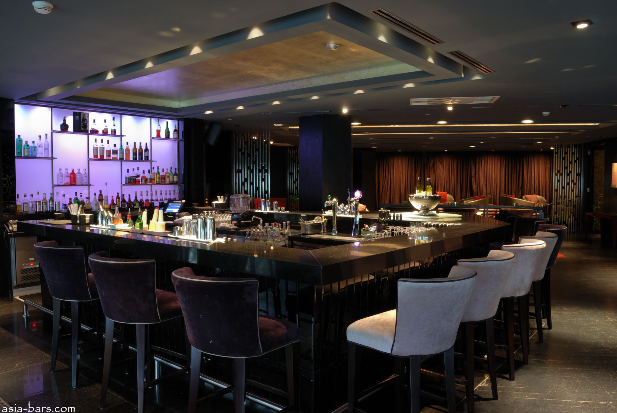 MO Bar at Mandarin Oriental Jakarta sumptuous cocktails & bar food at