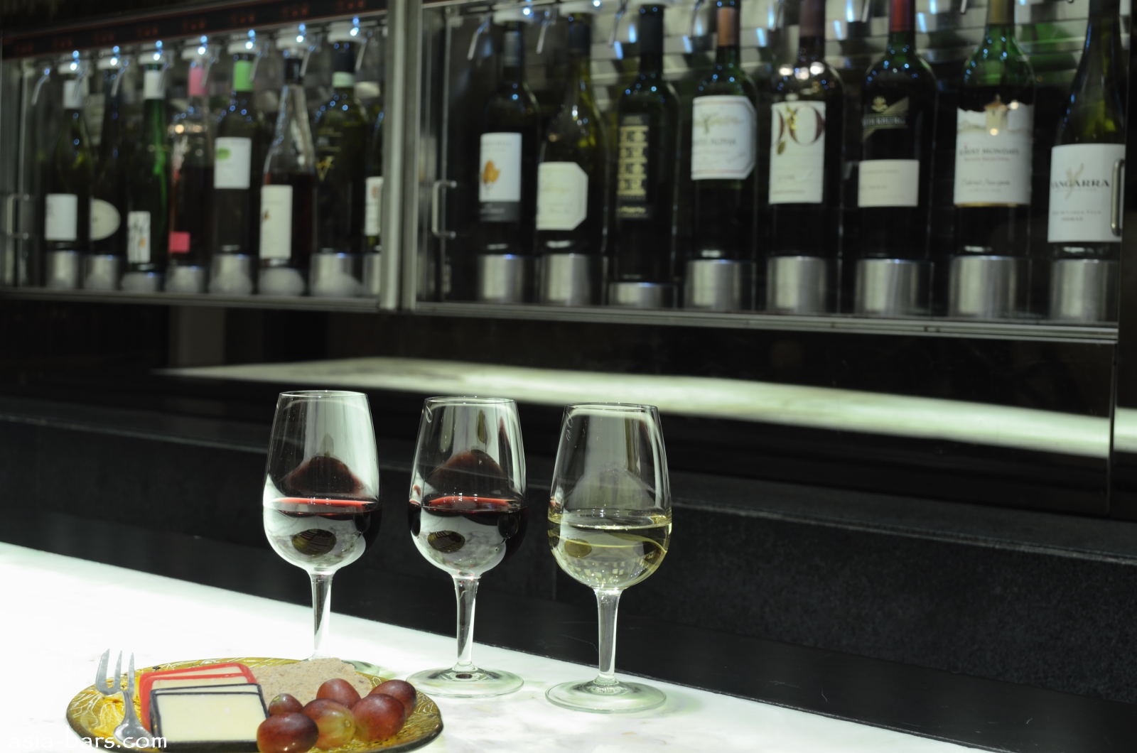 DECANTER luxurious wine bar at The St Regis Singapore Asia Bars