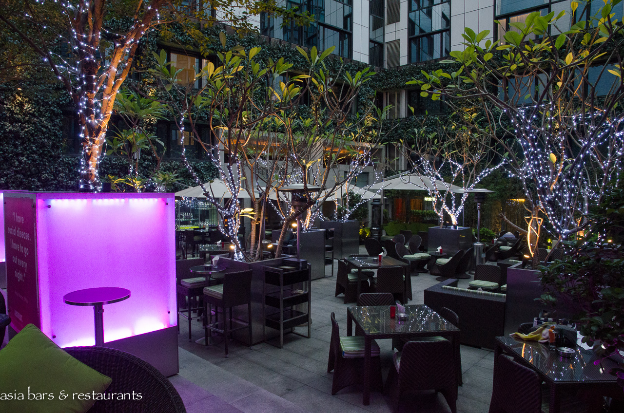 Vibes openair lounge bar at The Mira Hong Kong Asia Bars & Restaurants