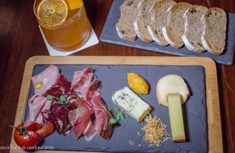 raffles bar & billiard room