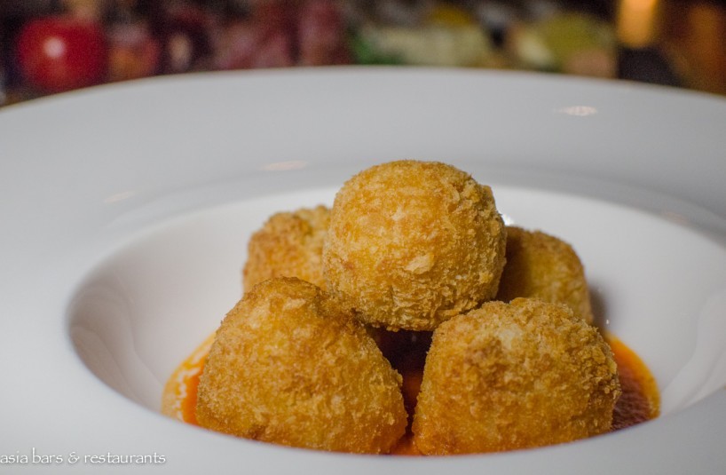 raffles bar & billiard room